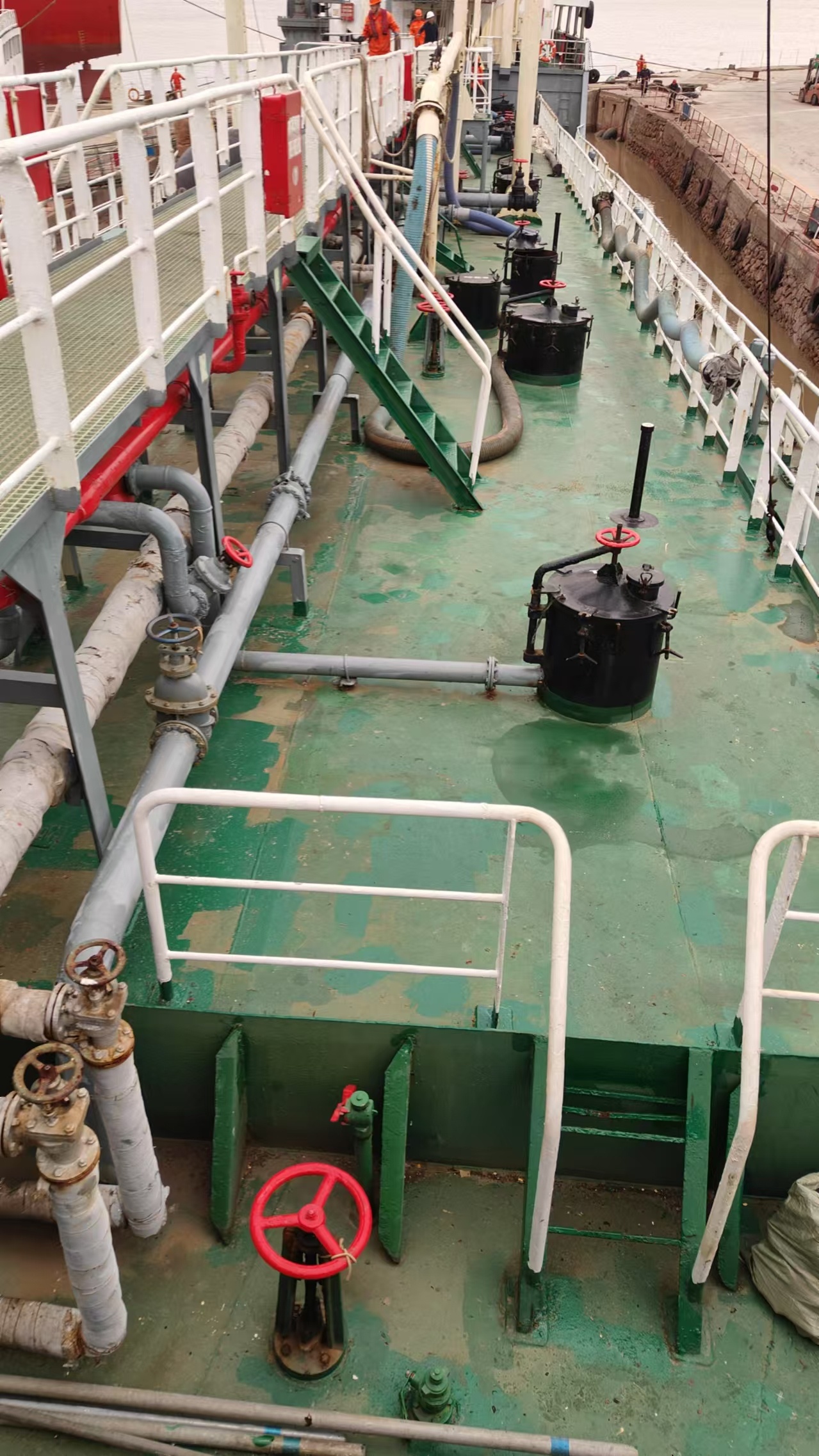 出售2329吨成品油船