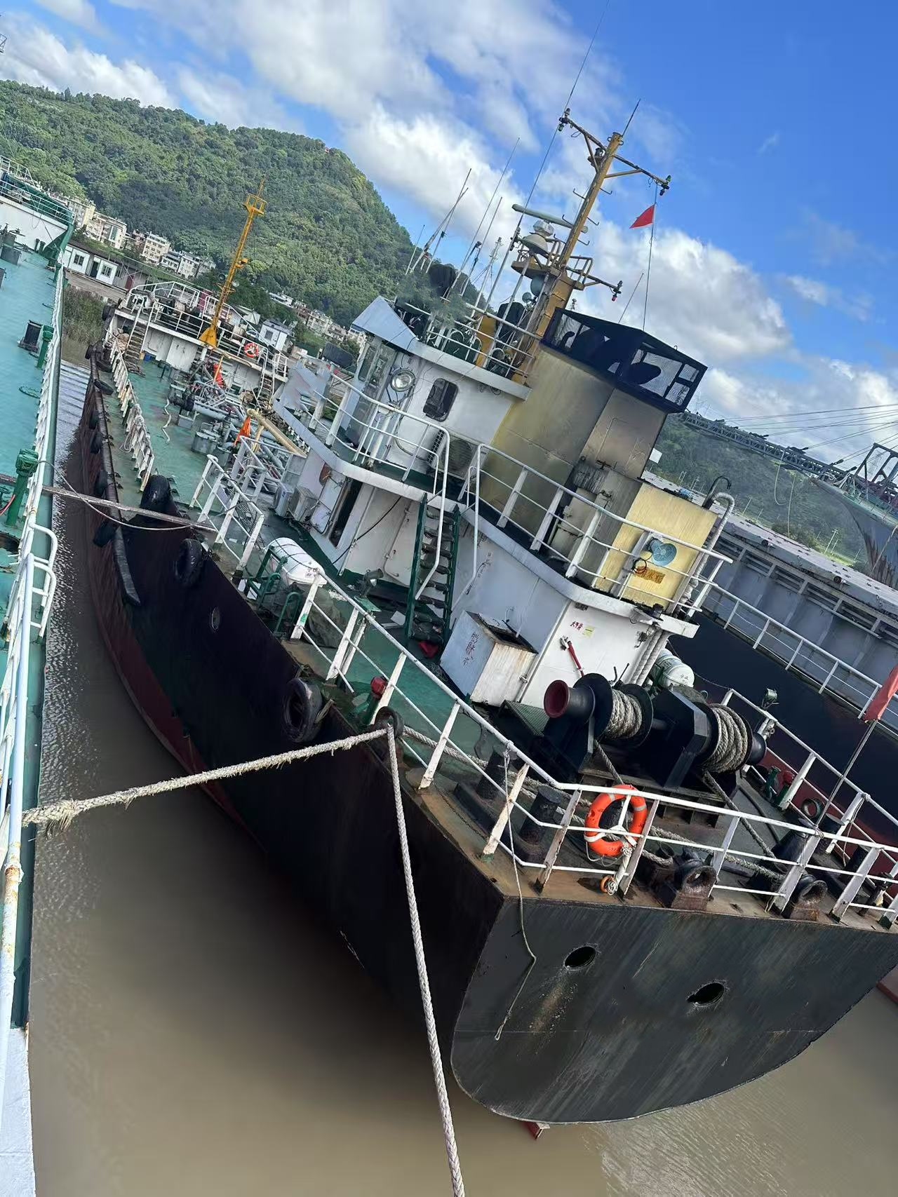 出售833吨成品油船