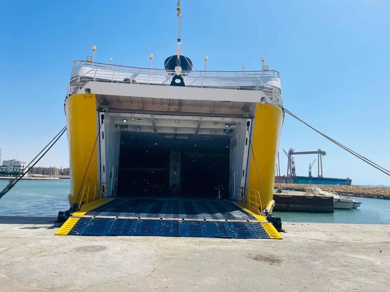 出售1500人客滚船