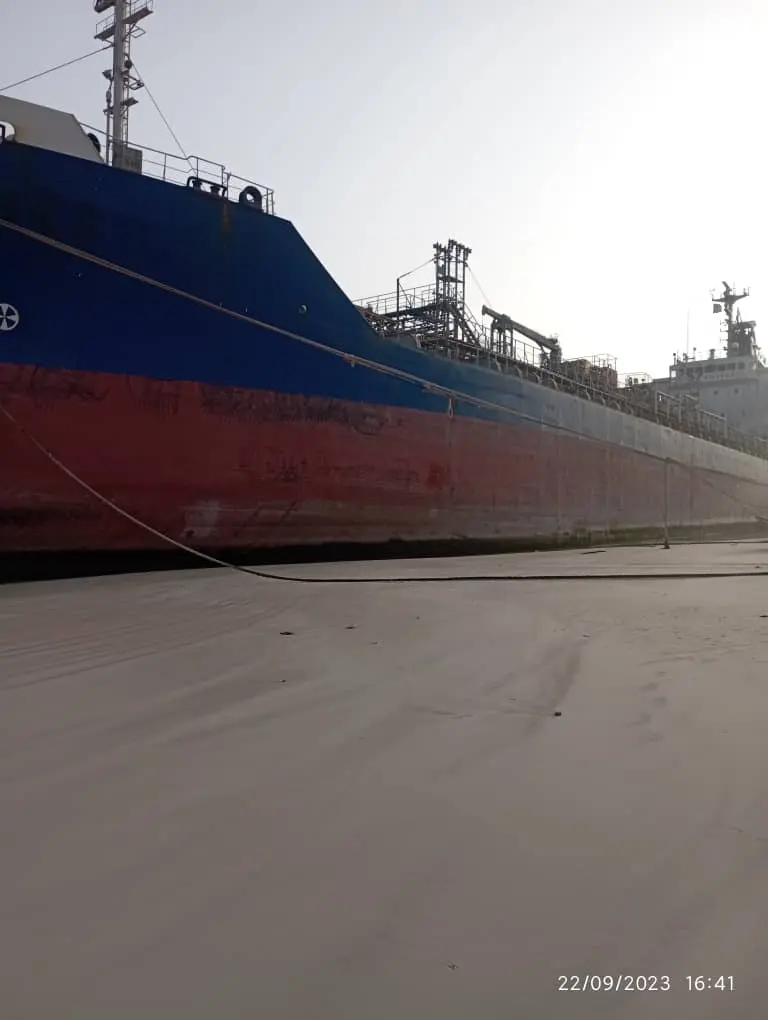 出售8336吨废钢船