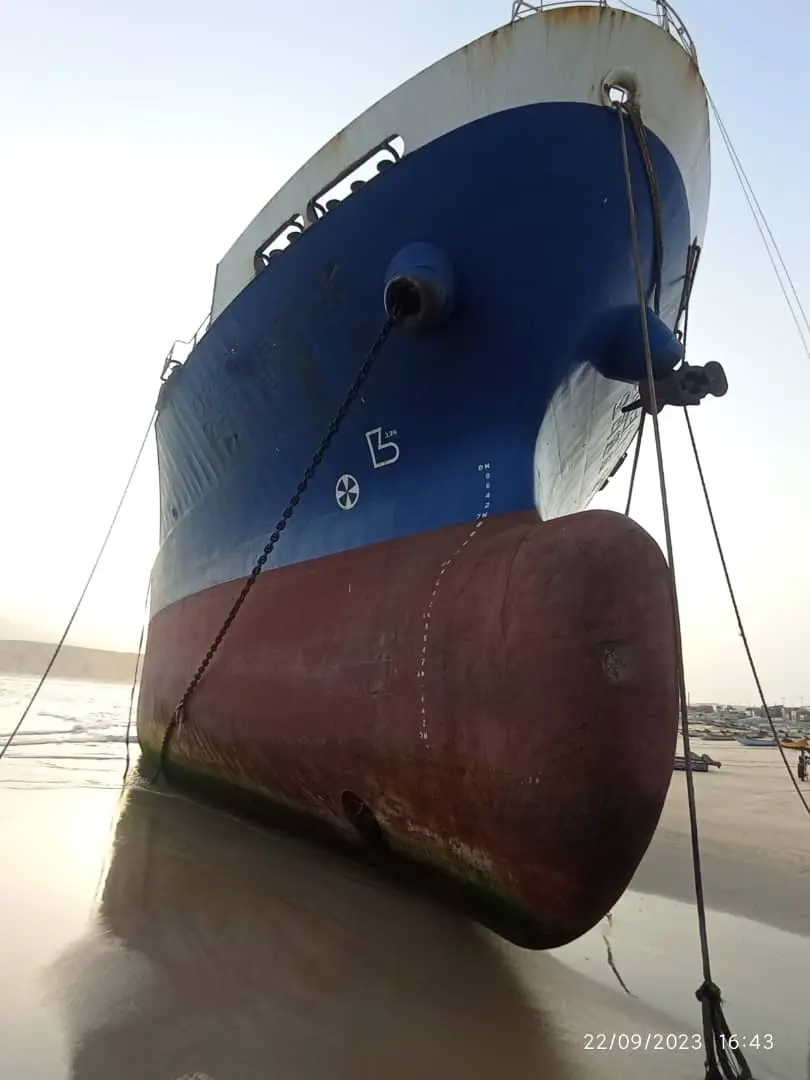 出售8336吨废钢船