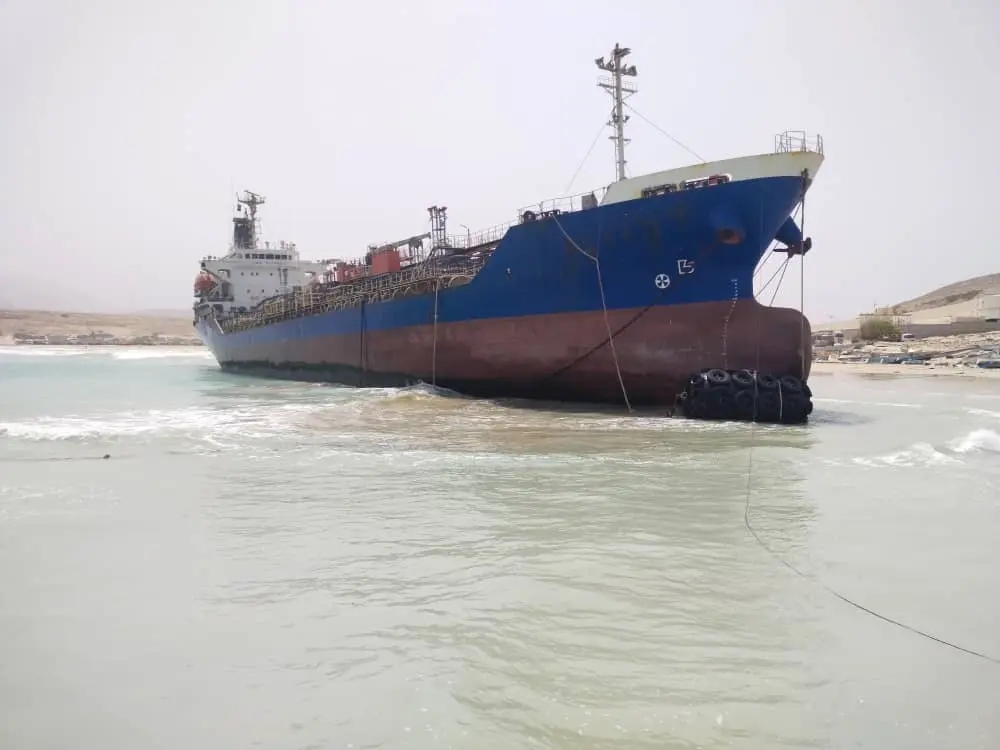 出售8336吨废钢船