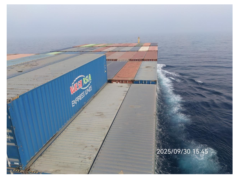 出售2076箱集装箱船